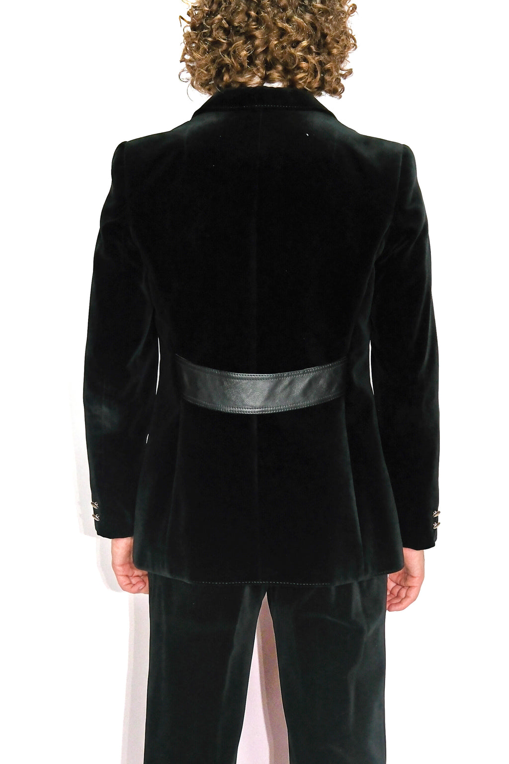 Samtanzug Schwarz mit Stickerei und Kniebundhose