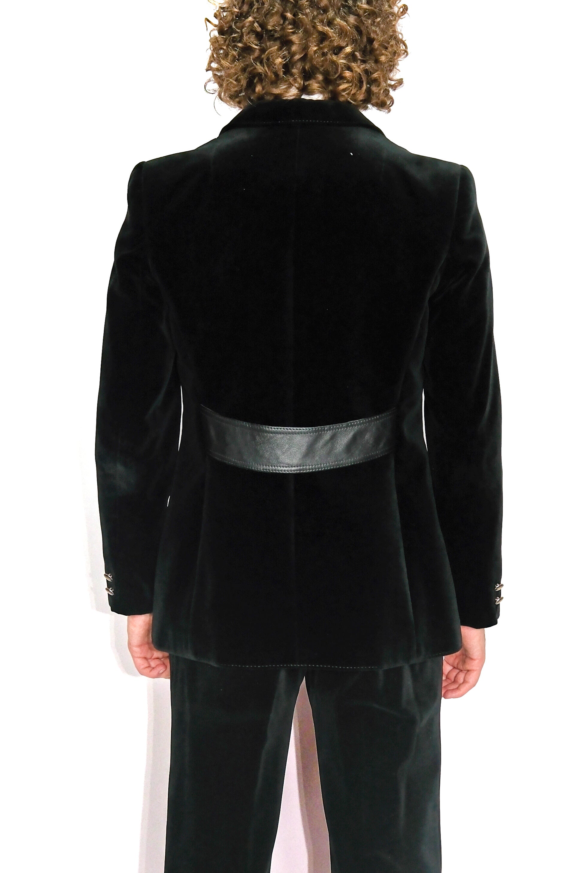 Samtanzug Schwarz mit Stickerei und Kniebundhose