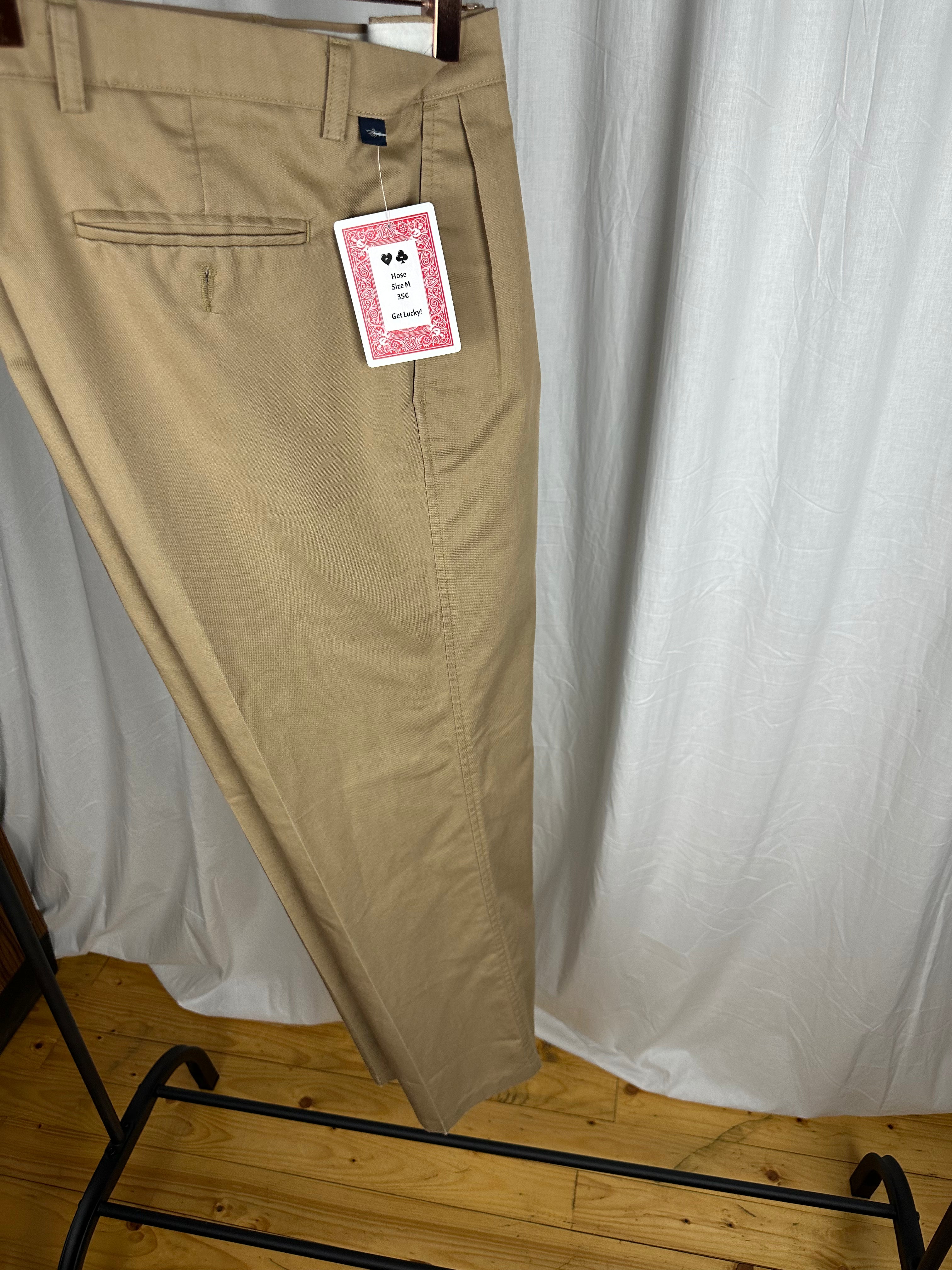Beige Chinohose mit Bundfalten