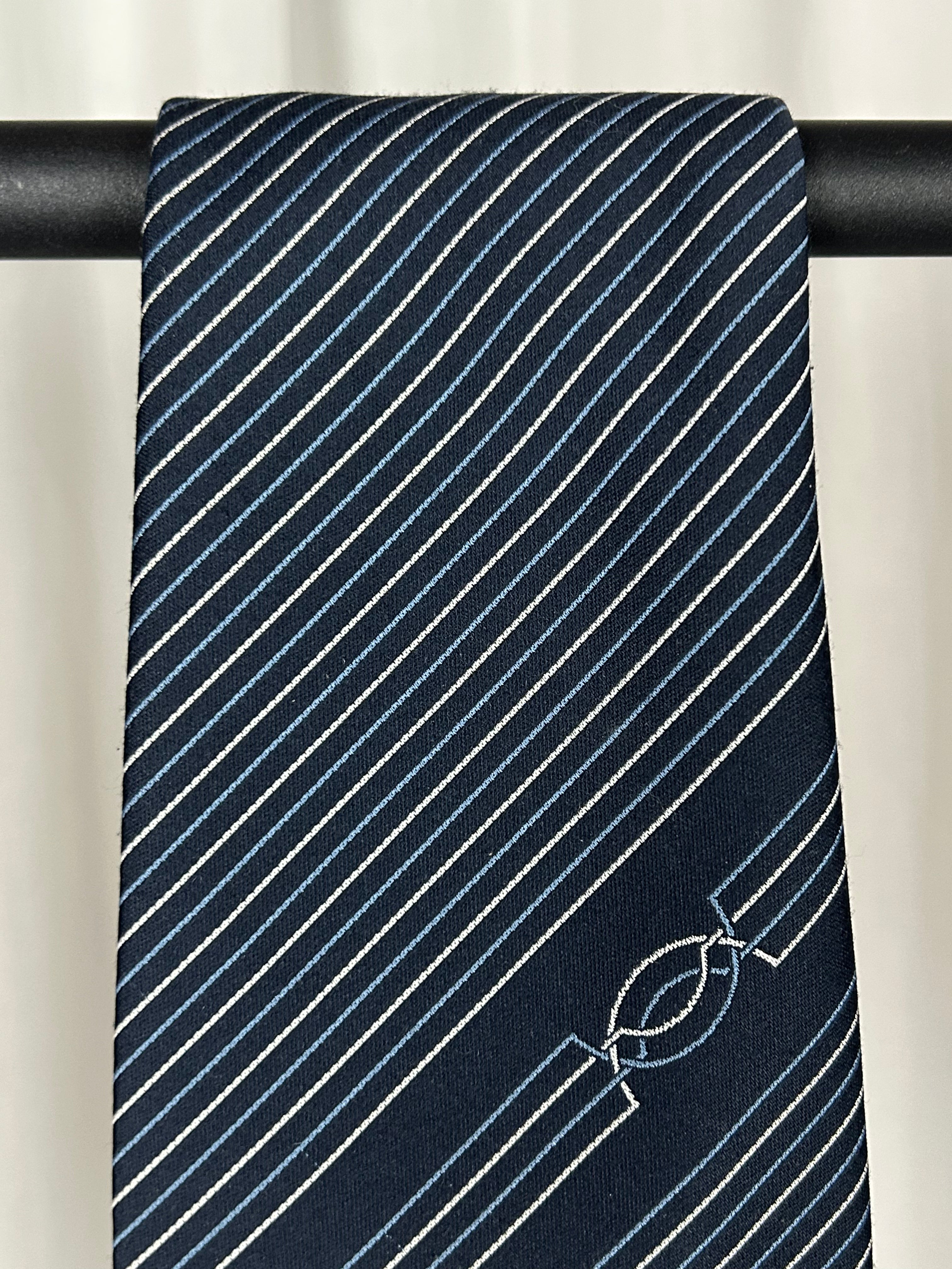 Blaue Breite Krawatte mit Metallplättchen in Gold