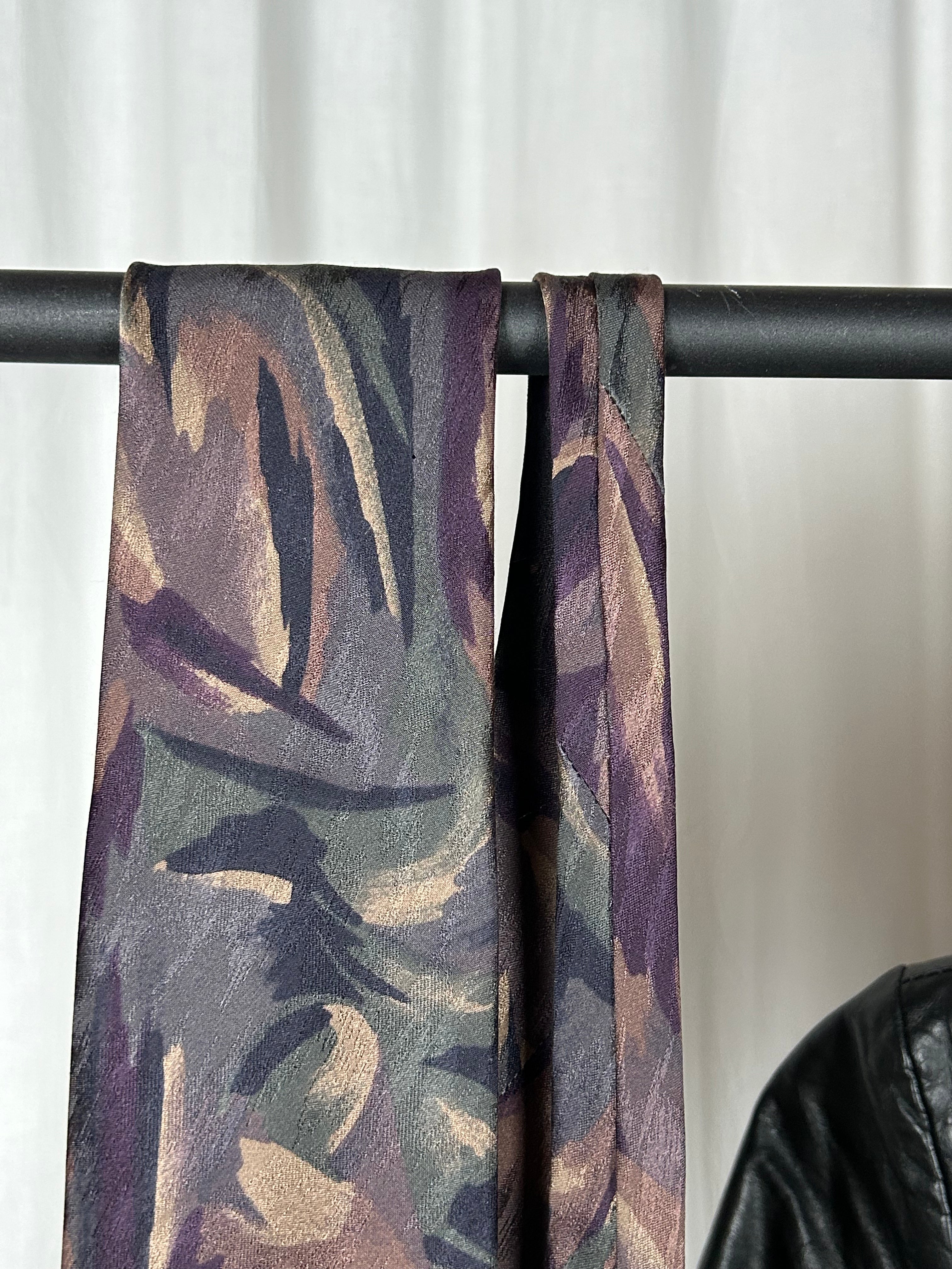 Lila Krawatte mit Blumen