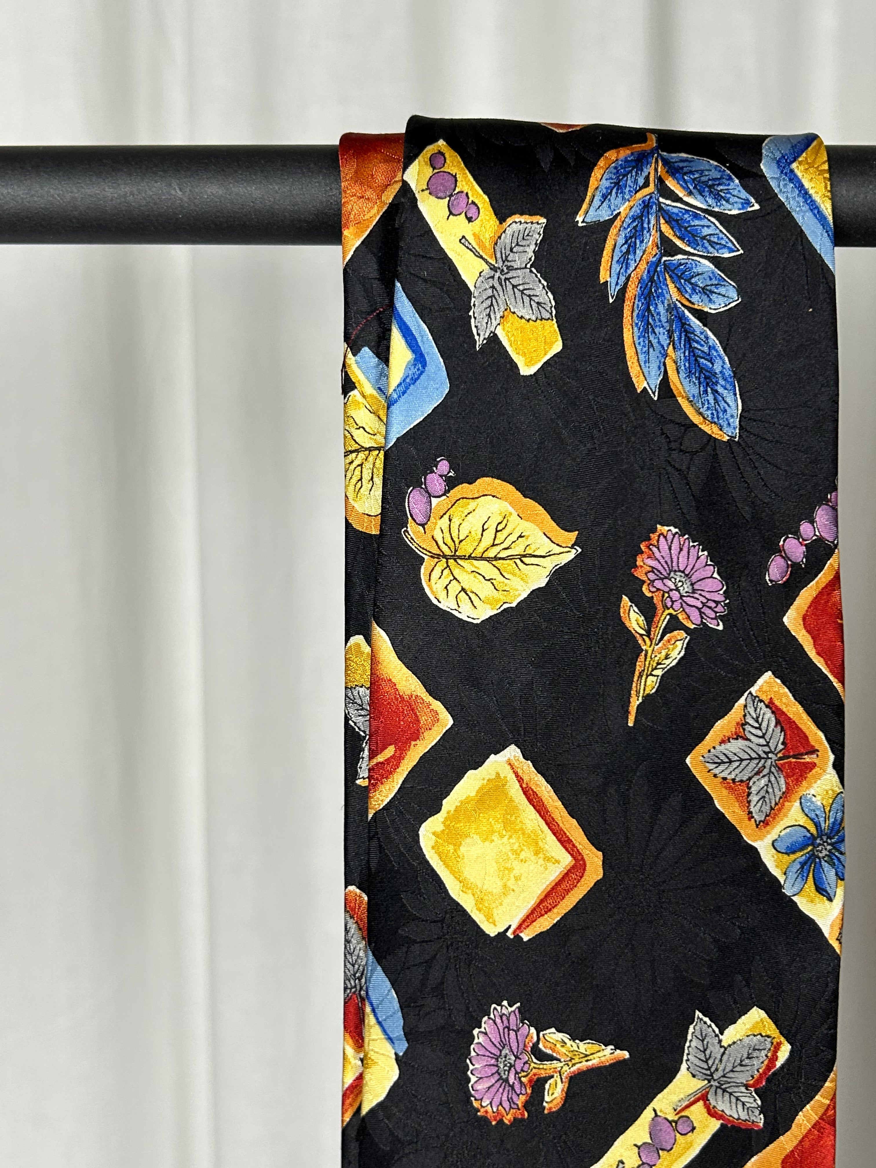 Schwarze Krawatte mit bunten Blumen